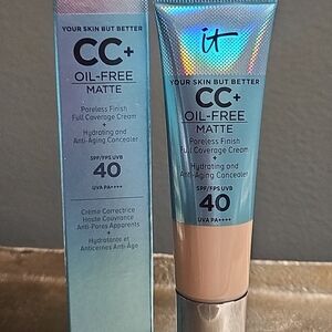 It Cosmetics CC+ Oil-Free Matte Cream - Blue and Silver